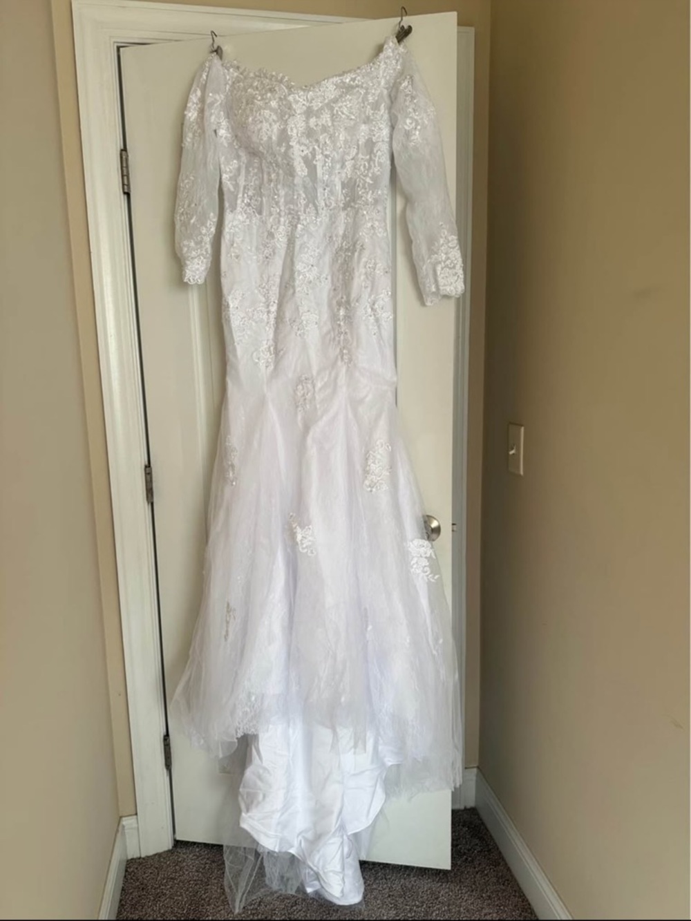 White Lace Long-Sleeve Bridal Gown